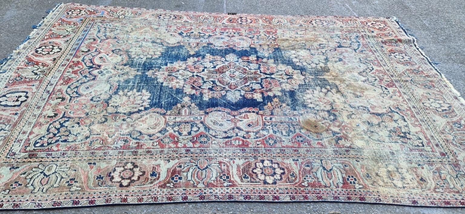 Avant restauration — Tapis floral — taches et usure effacées