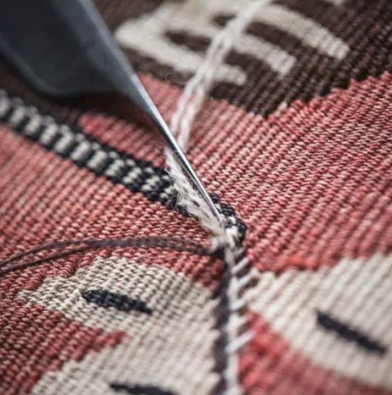 Reprise à l'aiguille sur kilim